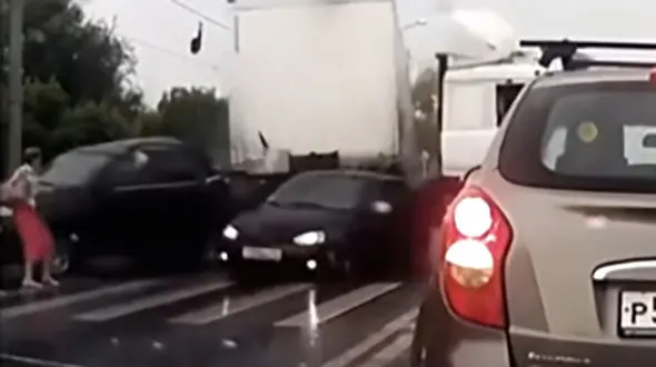 فیلم لحظه وحشتناک پرتاب شدن یک زن در تصادف زنجیره ای / روسیه