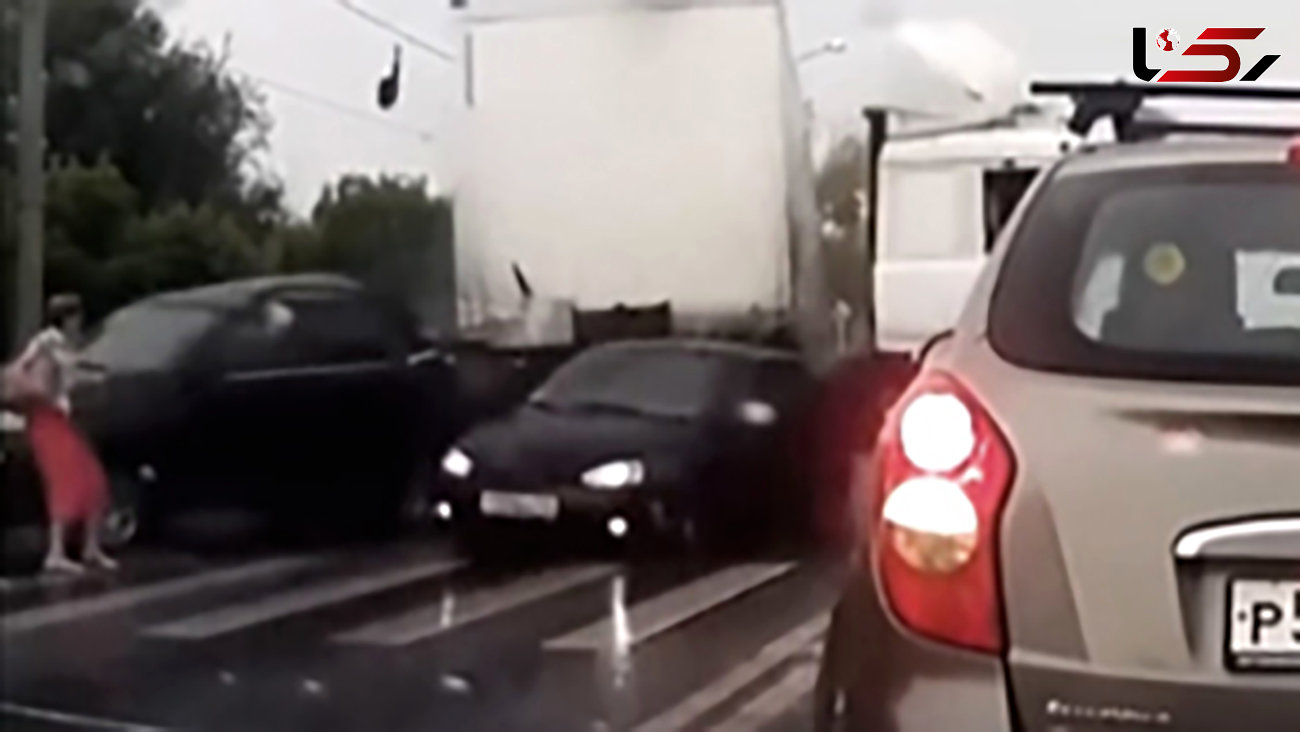 فیلم لحظه وحشتناک پرتاب شدن یک زن در تصادف زنجیره ای / روسیه