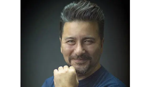 فیلم آواز نیشابوری امیرحسین صدیق در برنامه 1001 محسن کیایی / کی فکرشو می کرد این بازیگر جنتلمن انقدر زیبا بخونه؟