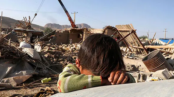 شهروندان خوی: زلزله زدگان در چادر افسرده شده اند/ مسئولان بیشتر از کمک؛ استرس وارد می کنند
