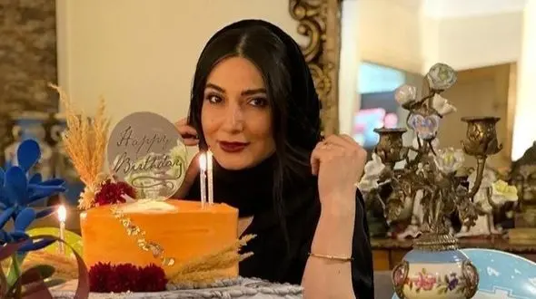 عکس ها / نگاهی به چیدمان کازینو شکل خانه مجلل سمیرا حسن پور در شبی با حضورهانیه توسلی ، دیبا زاهدی و مهرداد صدیقیان/ از ساعت دیواری عتیقه تا میز بازی و تابلوهای هنیر و ...