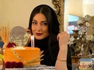 عکس ها / نگاهی به چیدمان کازینو شکل خانه مجلل سمیرا حسن پور در شبی با حضورهانیه توسلی ، دیبا زاهدی و مهرداد صدیقیان/ از ساعت دیواری عتیقه تا میز بازی و تابلوهای هنیر و ...