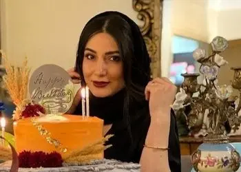 عکس ها / نگاهی به چیدمان کازینو شکل خانه مجلل سمیرا حسن پور در شبی با حضورهانیه توسلی ، دیبا زاهدی و مهرداد صدیقیان/ از ساعت دیواری عتیقه تا میز بازی و تابلوهای هنیر و ...