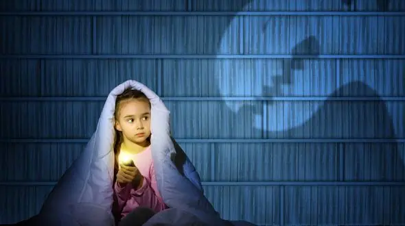 علت ترس از تاریکی کودکان تان را کشف کنید