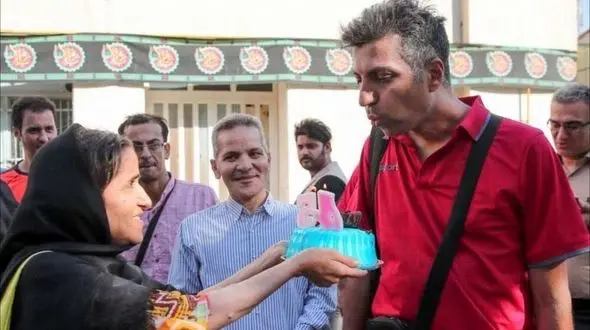 سورپرایز فردوسی‌پور وسط خیابان توسط یک زن + عکس