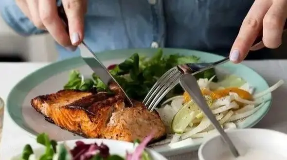 مزایا و معایب حذف شام: راز تناسب اندام یا آسیب به بدن؟