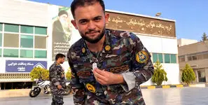فیلم خندان ولی پر از غم سه سرباز با پلاک های رزمیشان / خودمون انداختیم گردنمون انشالله مادرانمان از گردنمان در نیارند