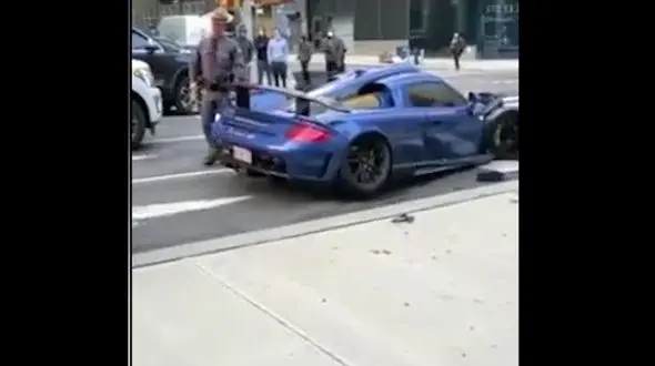 مچاله شدن یک پورشه در وسط شهر+ فیلم