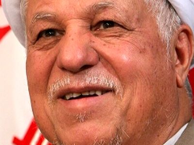 عکس سفر در زمان / تصویری از هاشمی‌رفسنجانی در حال شلیک با کلت کمری شخصی‌اش