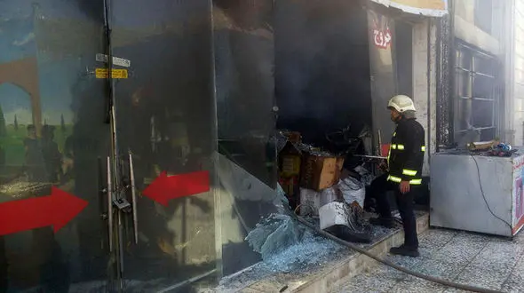 مجتمع تجاری حاجی ارزونی آبادان در آتش سوخت + تصاویر 