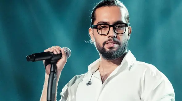 یخ بستن حامیم در کنسرت تبریز: هوا خیلی سرده کلاهمو بزارم زشته؟ دیگه نمیدونم چیکار کنم+ویدیو