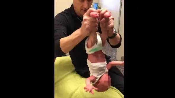 عصبانیت مردم از تصاویری که از رفتار این پزشک با یک نوزاد در فضای مجازی منتشر شد+ تصاویر