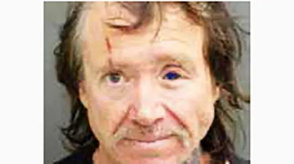 مرد خشن از برنامه تلویزیون خوشش نیامد ، هم اتاقی اش را کتک زد +عکس