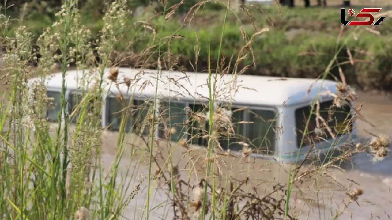 نجات سرنشینان در حادثه سقوط خودروها به کانال آب لاکان