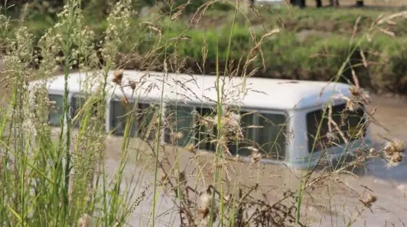 نجات سرنشینان در حادثه سقوط خودروها به کانال آب لاکان