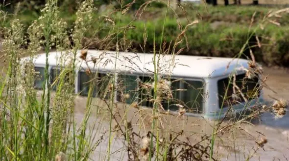 نجات سرنشینان در حادثه سقوط خودروها به کانال آب لاکان