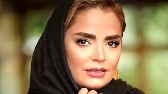 عجیب ترین ژست خانم بازیگر صدا و سیما خارج از تلویزیون / باور نمی کنید!