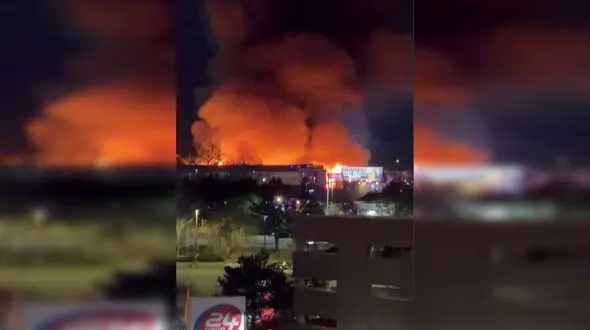 فیلم آتش‌سوزی هولناک در کلرادو / تلاش بیش از ۱۰۰ آتش‌نشان برای مهار حریق یک مجتمع آپارتمانی