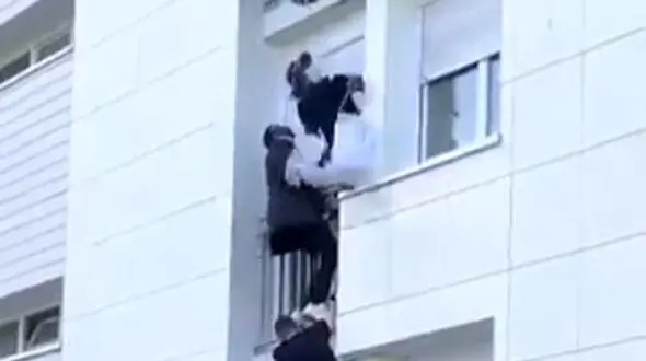 لحظه نجات دلهره آور یک خانواده از آتش سوزی + فیلم