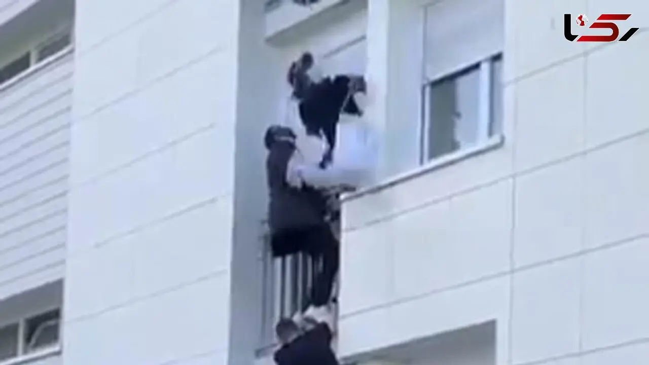لحظه نجات دلهره آور یک خانواده از آتش سوزی + فیلم
