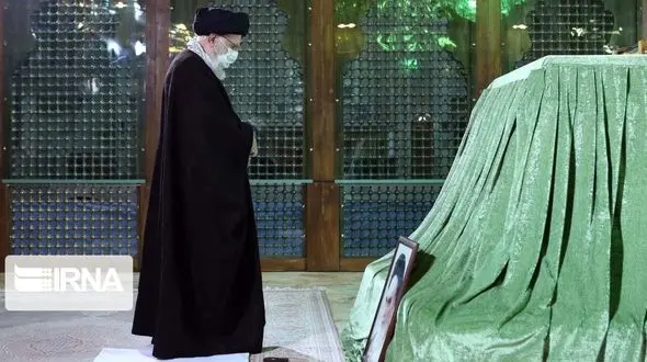 حضور رهبر انقلاب در حرم امام خمینی (س) و گلزار شهدای بهشت زهرا