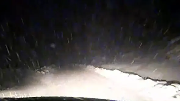 هشدار به مسافران ! / برف سنگین می بارد + فیلم زیبا اما ترسناک از جاده برفی !