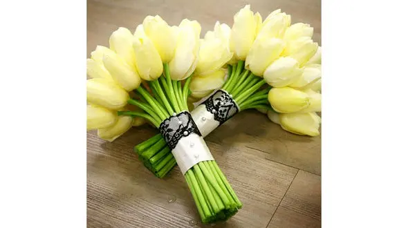 دسته گل برای دستهای خوشبخت عروس خانم ها 