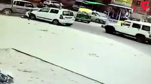 لحظه له شدن مرد موتورسوار در وسط خیابان+ تصویر