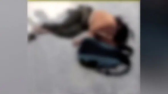 فیلم قتل هولناک زن ۳۳ ساله روبروی دادگاه / قاتل پس از تیراندازی کنار جسد نشست!