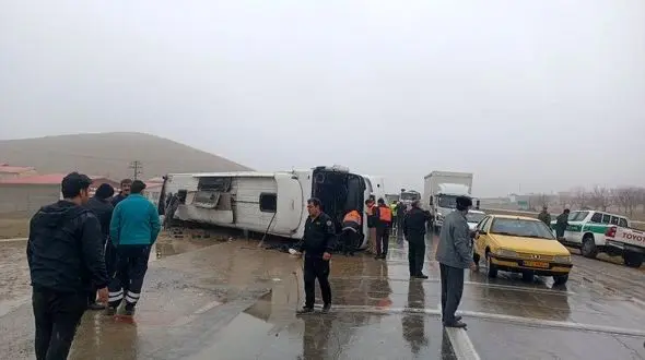 واژگونی اتوبوس با ۲۰ مسافر در کرمانشاه/علت سانحه چه بود؟