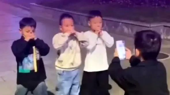 آواز باشکوه /پسر کره ای ها با آهنگ آذری چه رقص هماهنگی میکنن اکیپی فقط اونی که فیلم گرفت