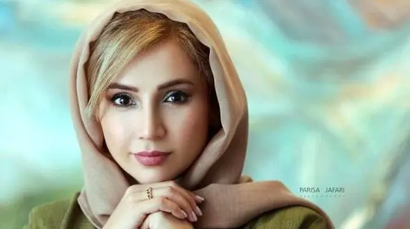 متن زیبای کارت دعوت عروسی ساده و شیک شبنم قلی خانی: کارت عروسی‌مان را همسرم طراحی کرد و روی آن شعری از فریدون مشیری نوشتیم