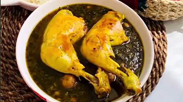 طرز تهیه خورشت کردی شبیه قورمه سبزی + فیلم