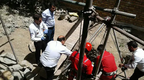 سقوط سنگ برزگ روی مقنی چاه در نیشابور