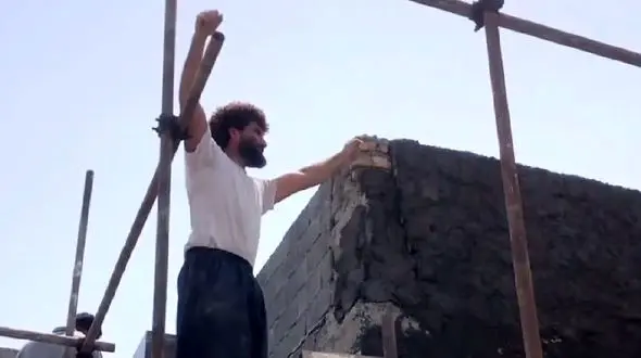 فیلم آواز شاد / بناها رو چوب بست چه رقصی میکنند /  فقط اونی که با کمچه میرقصه  !