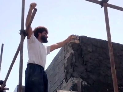 فیلم آواز شاد / بناها رو چوب بست چه رقصی میکنند /  فقط اونی که با کمچه میرقصه  !