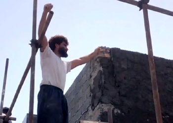 فیلم آواز شاد / بناها رو چوب بست چه رقصی میکنند /  فقط اونی که با کمچه میرقصه  !