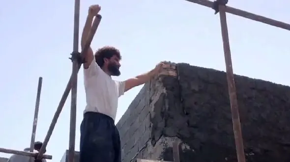 فیلم آواز شاد / بناها رو چوب بست چه رقصی میکنند /  فقط اونی که با کمچه میرقصه  !