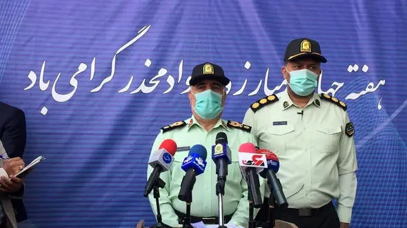 بازداشت مامور پلیس به خاطر هل دادن پیرمردها در صف واکسن / عذرخواهی سردار رحیمی+ فیلم