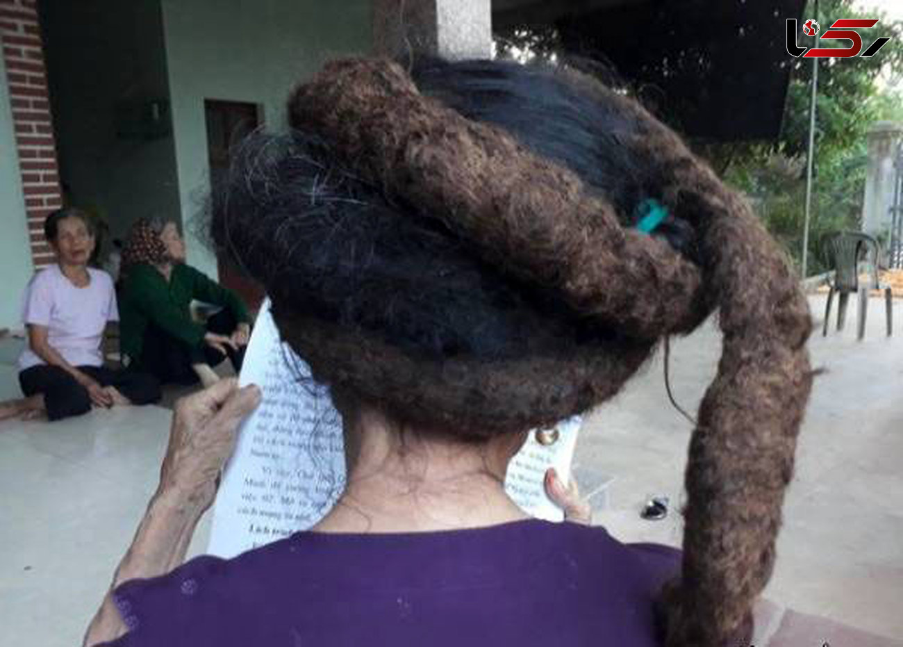 پیرزنی 81 ساله با موهایی شبیه به کباب کوبیده +تصاویر