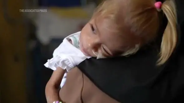 فیلم تکان دهنده دختربچه‌ای که از آستانه مرگ به زندگی بازگشت!