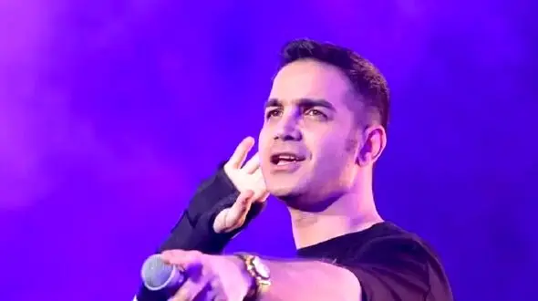 فیلم آواز باشکوه محسن یگانه وسط کنسرت بهت قول میدم میخوند پسره جوری هوار کشید سالن ترسید