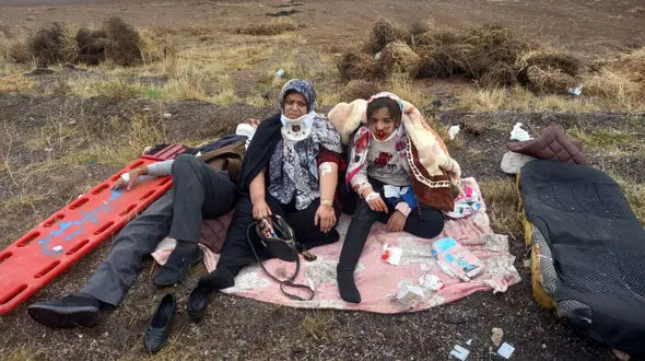 عکس و فیلم های دردناک از تصادف شدید در آزادراه قزوین- زنجان / مچاله شدن پژو ۴۰۵ در تصادف با تریلی تانکر 