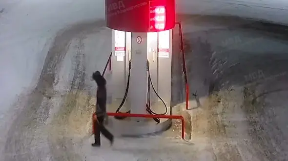 فیلم عجیب از سرقت مسلحانه در پمپ بنزین / زن جوان با طی دزد مسلح را فراری داد