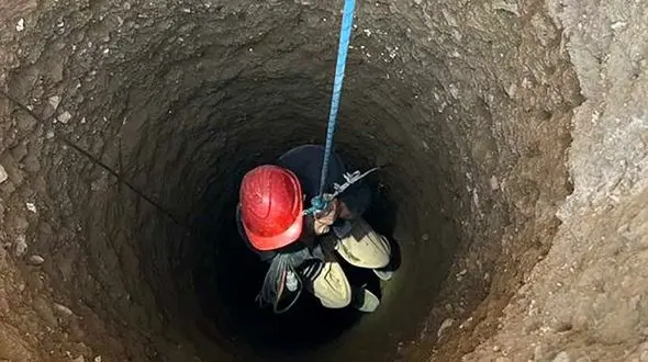 نجات معجزه آسای مرد جوان در عمق چاه 50 متری