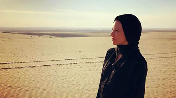 بازیگر زن هالیوودی با حجاب در نماز جماعت+عکس
