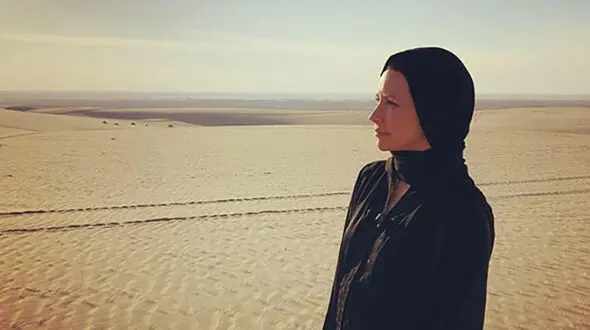بازیگر زن هالیوودی با حجاب در نماز جماعت+عکس
