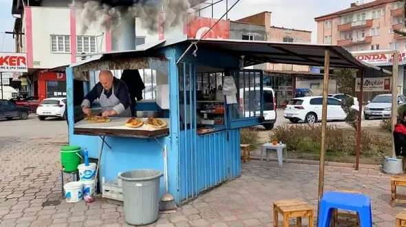 فیلم/ این پیرمرد 40 سال است که در این کیوسک کباب می فروشد! 