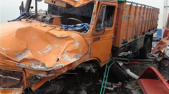 راننده کامیون و شاگردش در تصادف آزادراه قم کاشان کشته شدند