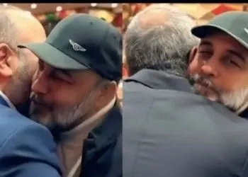 فیلم/ یکی از علامتهای دوست‌داشتنی بودن رضا عطاران صف کشیدن بازیگرا با روبوسی و بغل کردن ایشونه؛ علی اوجی و رامبد جوان برای ماچ کردن عطاران وسط تالار رسما راه رو بستن!